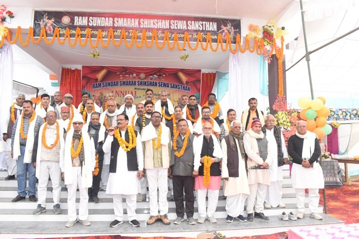 सामूहिक माल्यार्पण
